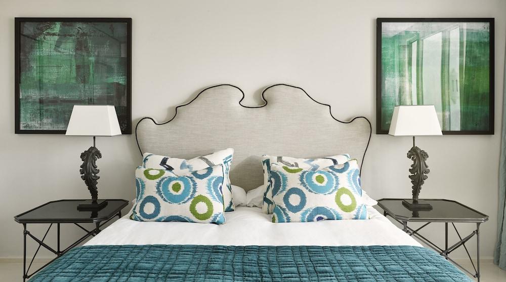Nobu Hotel Marbella Esterno foto A bed with a headboard