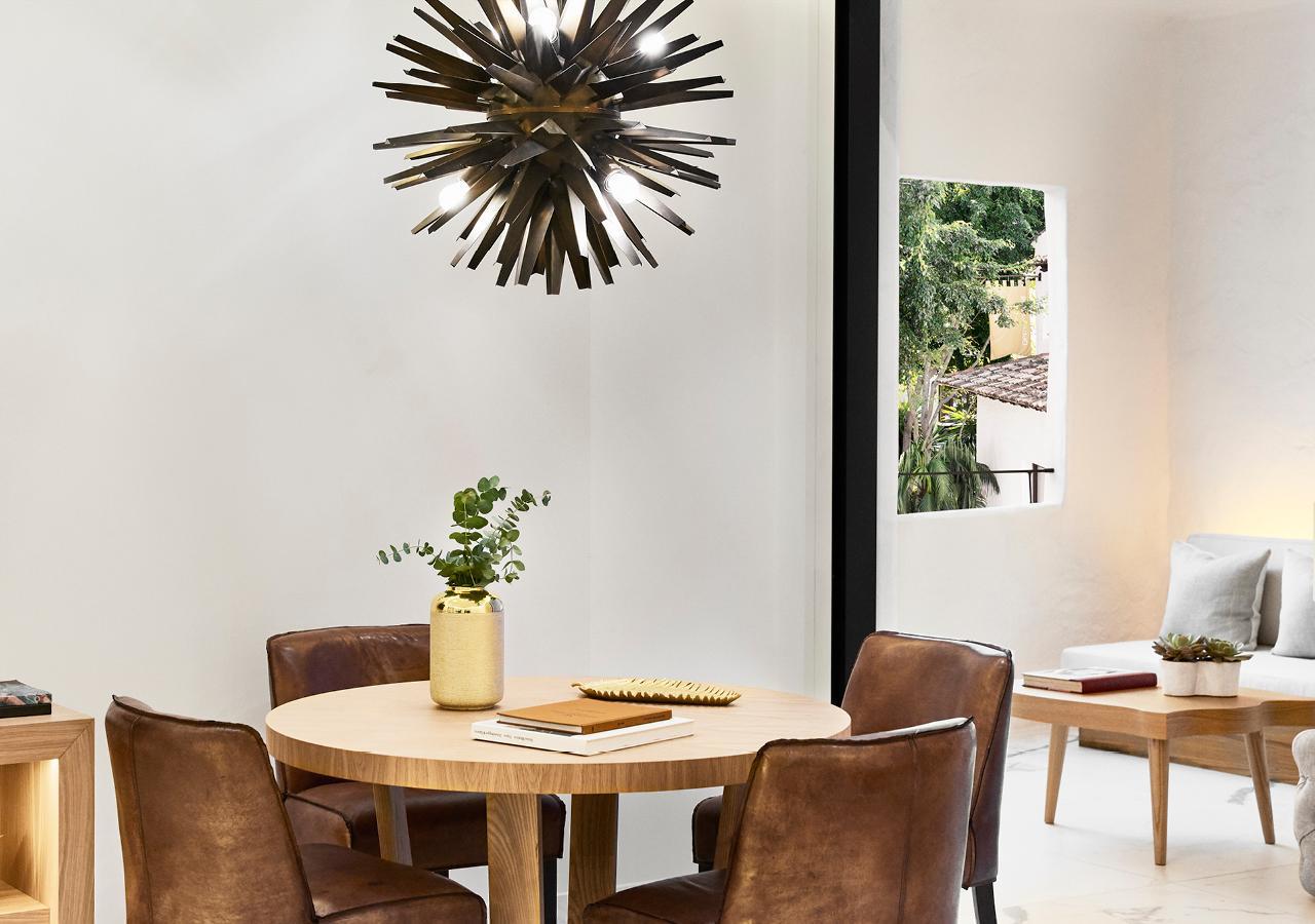 Nobu Hotel Marbella Esterno foto A dining room with a modern chandelier