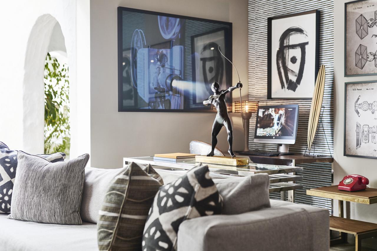 Nobu Hotel Marbella Esterno foto A living room with a sofa