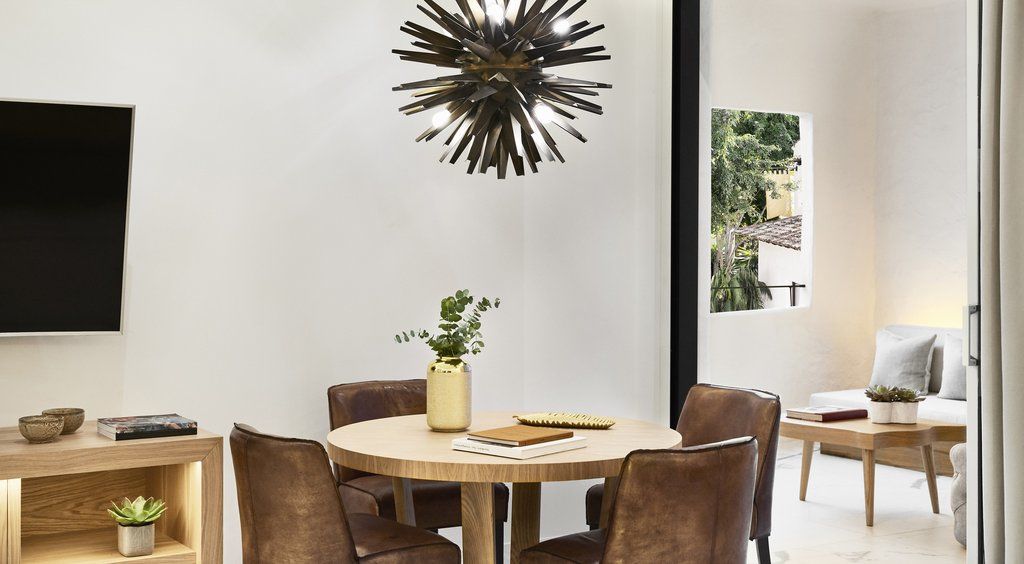 Nobu Hotel Marbella Esterno foto A dining room with a modern light fixture